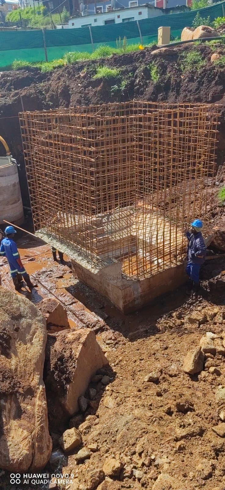 Reinforcement cage for a chamber in an excavation